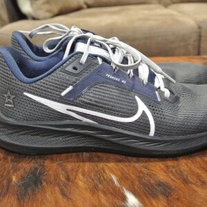MENS SIZE 9 GRAY AND BLUE DALLAS COWBOYS NIKE PEGASUS 40 AIR ZOOM SNEAKERS
